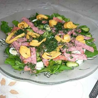 Салат с кириешками и копченой колбасой
