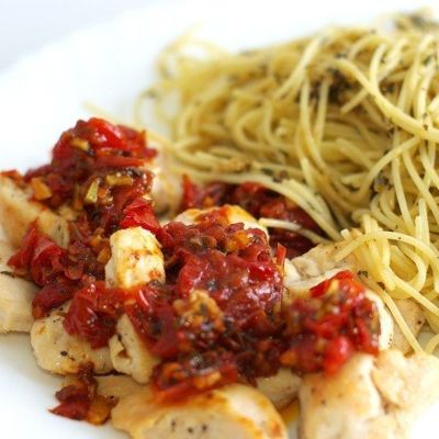 Спагетти с курицей и помидорами