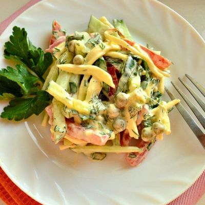 Овощной салат с сыром-косичкой