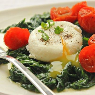 Яйца пашот со шпинатом и томатами к завтраку