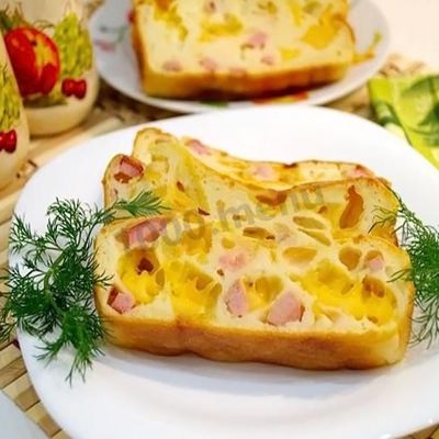 Заливной пирог с сыром и колбасой на кефире.