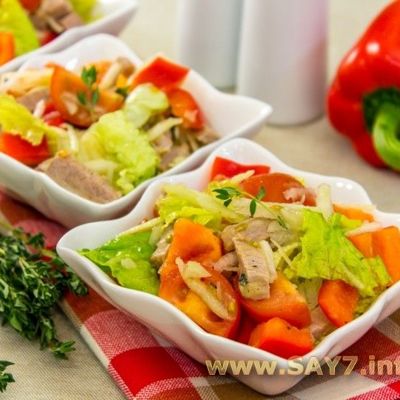 Салат с говядиной, кольраби и помидорами