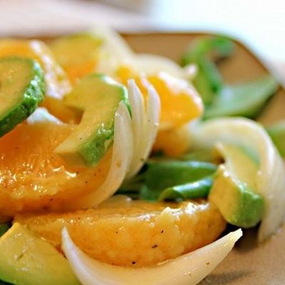 Французский салат с апельсином и авокадо