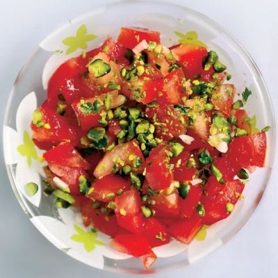Летний салат из помидоров с чесноком
