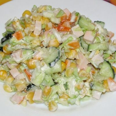 Капустный салат с копчёной курицей и кукурузой