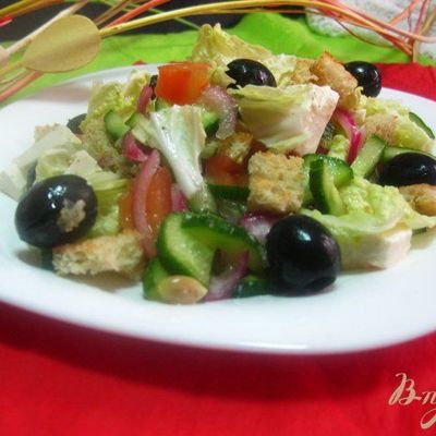 Овощной салат с маслинами и плавленым сыром