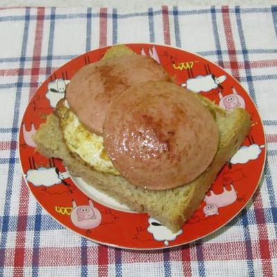 Бутерброд с яйцом и колбасой