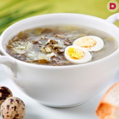 Щавелевый суп с луком-пореем и перепелиными яйцами