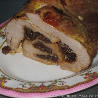 Мясной рулет из свинины с изюмом