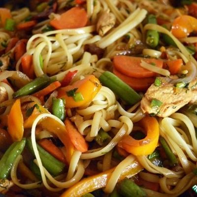 Спагетти с курицей и овощами.