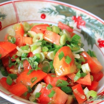 Салат из зеленого лука и помидоров