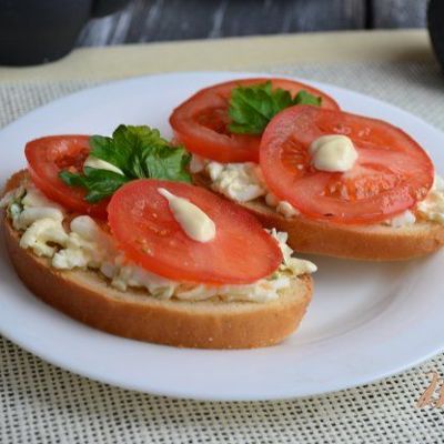Бутерброды с сыром, яйцом и помидорами