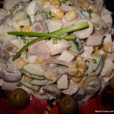 Салат с курицей, грибами и оливками