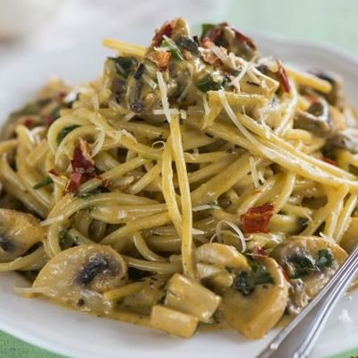 Спагетти с грибами и сливочным соусом