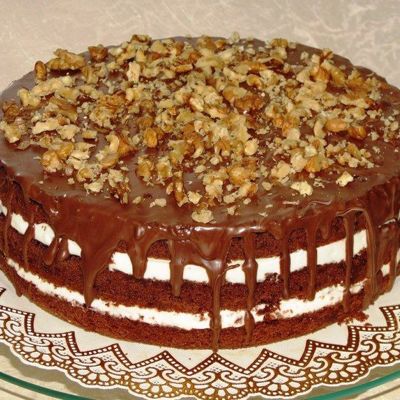 Шоколадный торт с грецкими орехами и кремом из сливочного сыра