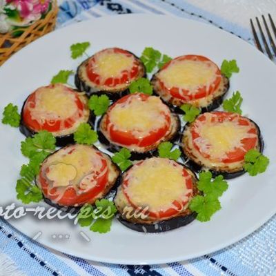 Баклажаны с помидорами сыром и чесноком