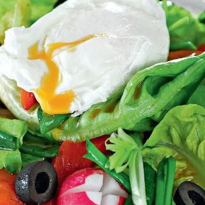 Салат с редисом и яйцами-пашот