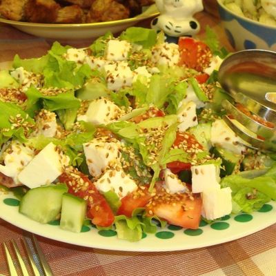 Овощной салат с моцареллой, кунжутом и пикантной заправкой