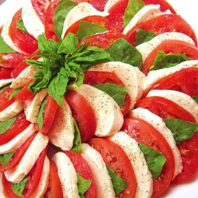Салат с сыром и помидорами