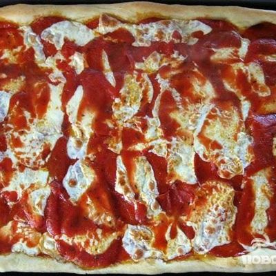 Пицца с моцареллой и томатным соусом