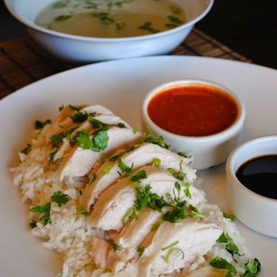 Рис с курицей по-хайнаньски или по-сингапурски