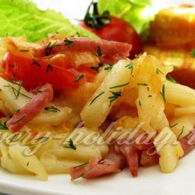 Жареная картошка с луком, колбасой и помидорами