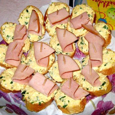 Мини-бутерброды с яичным паштетом и ветчиной