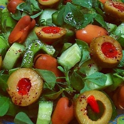 Зеленый салат с фаршированными оливками