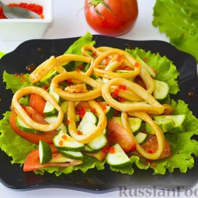 Салат с кальмарами, овощами и красной икрой