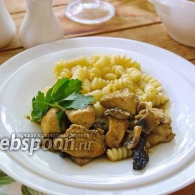 Курица с грибами и черносливом в соевом соусе с карри
