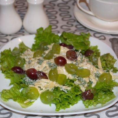 Салат с виноградом, сыром и чесноком