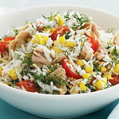 Салат с тунцом, кукурузой и рисом
