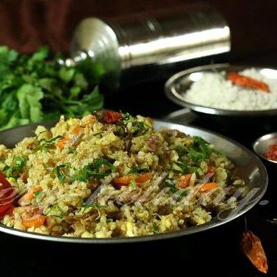 Жареный рис с курицей, яйцом и овощами