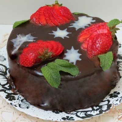Творожно-сметанный торт с клубникой без выпечки