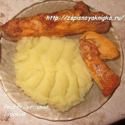 Камбала с икрой жареная и гарнир из картофельного пюре