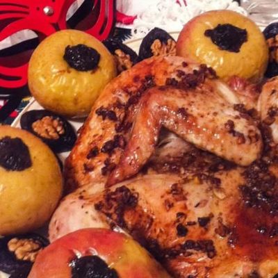 Праздничная курица с яблоками, грецкими орехами и черносливом.
