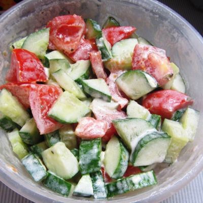 Овощной салат со сметаной и зеленью
