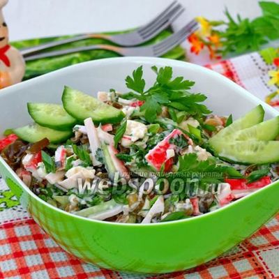 Салат с морской капустой, крабовыми палочками и зелёным горошком