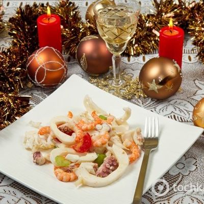 Салат с морепродуктами с кальмарами и креветками