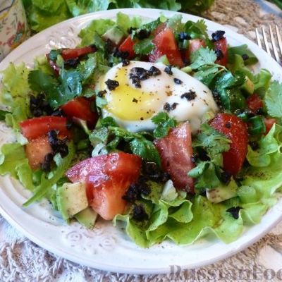 Овощной салат с авокадо и яйцом пашот