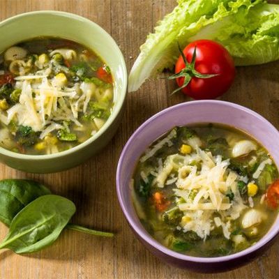 Зеленый суп с салатом