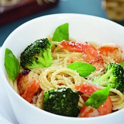 Спагетти с креветками и броколли