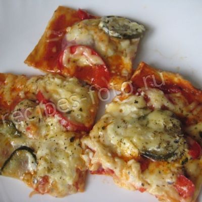 Пицца с колбасой и солеными огурцами