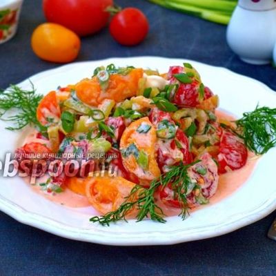 Салат из помидоров и перца со сметаной