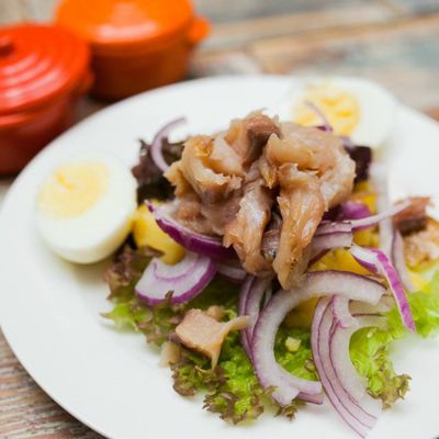 Картофельный салат с копченой рыбой и свеклой