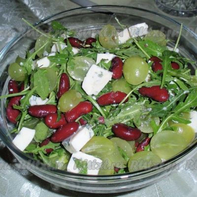 Салат с сыром, виноградом и фасолью