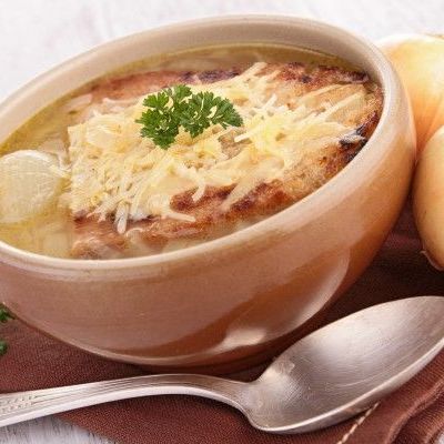 Луковый суп с гренками и сыром