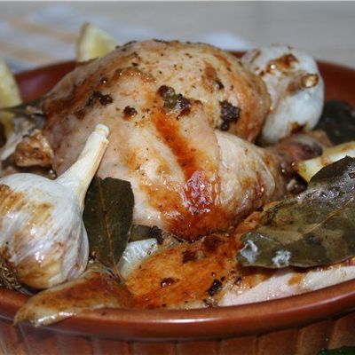 Курица, запеченная с чесноком и лавровым листом