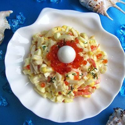 Праздничный салат с кальмарами и красной икрой