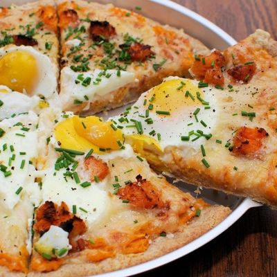 Пицца с яйцом и сыром
